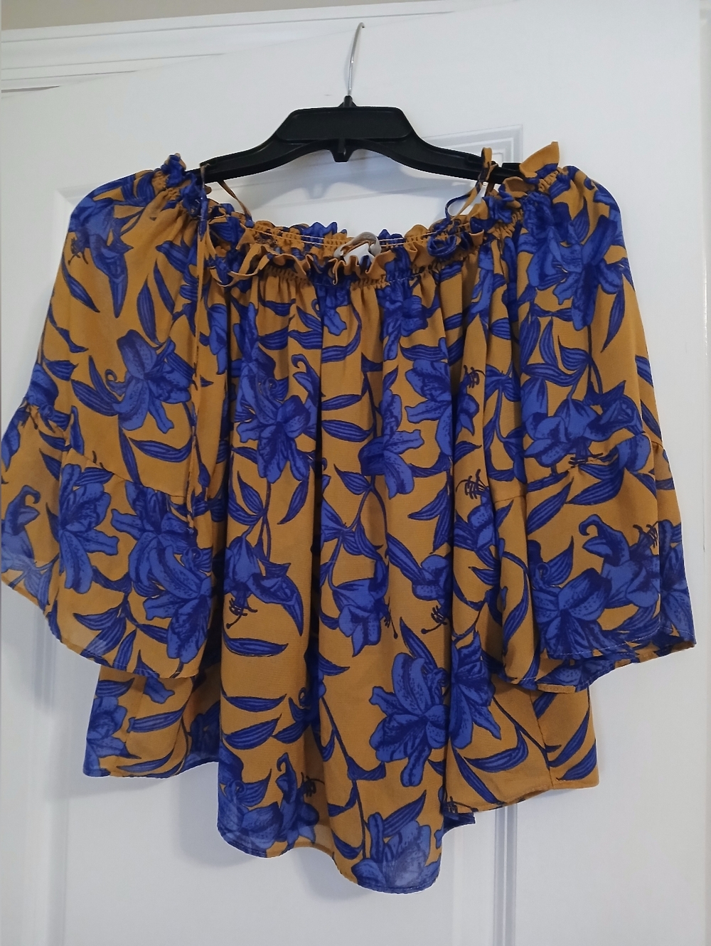 Pre-owned  Cute Clean  Off-Shoulder Floral Blouse in Mustard and Royal Blue